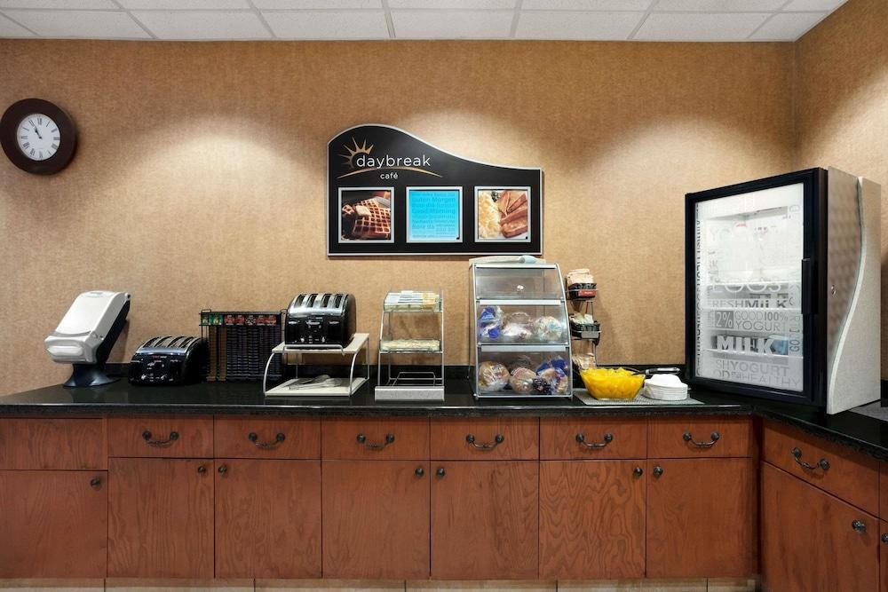 DAYS INN & SUITES BY WYNDHAM STRATHMORE photo 3