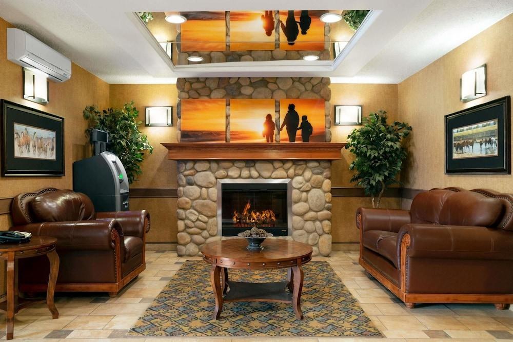 DAYS INN & SUITES BY WYNDHAM STRATHMORE photo 4
