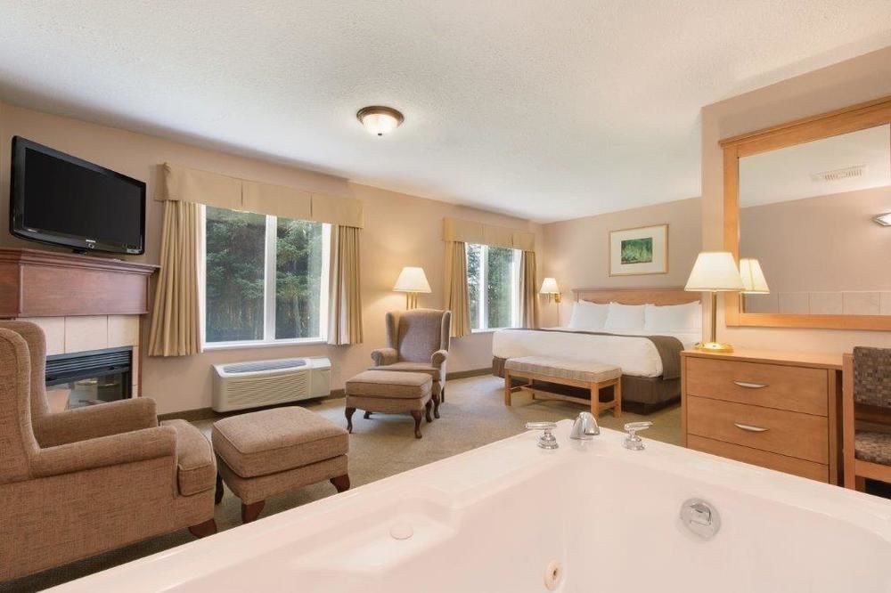 DAYS INN & SUITES BY WYNDHAM THUNDER BAY