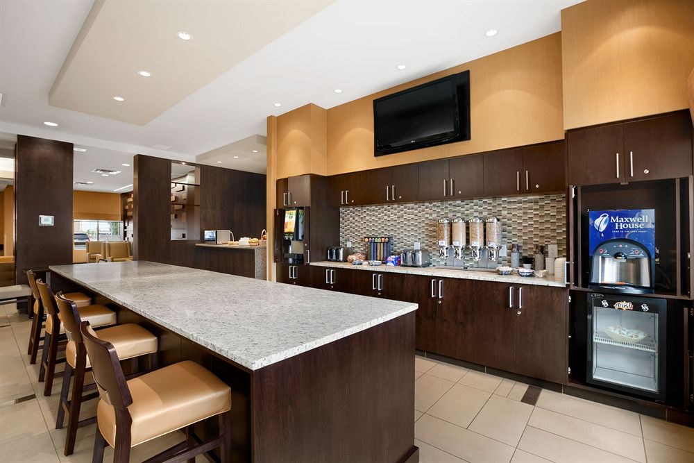 DAYS INN & SUITES BY WYNDHAM WINNIPEG AIRPORT MANITOBA photo 1