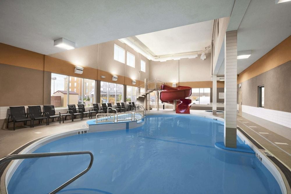 DAYS INN & SUITES BY WYNDHAM WINNIPEG AIRPORT MANITOBA photo 2