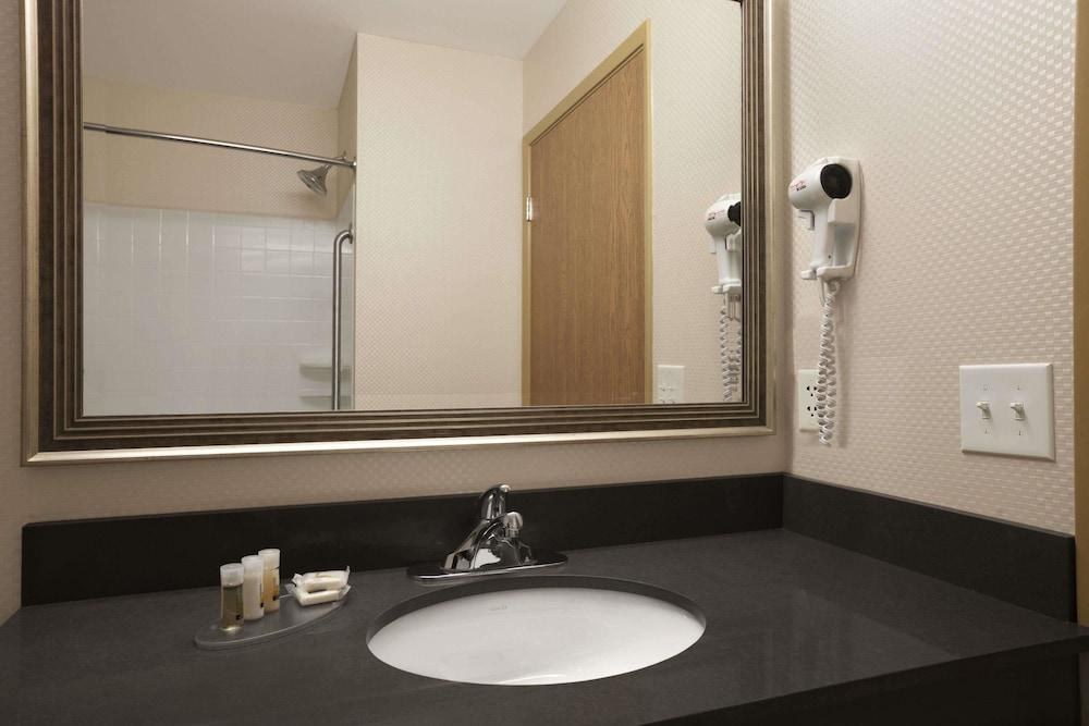 DAYS INN & SUITES BY WYNDHAM WINNIPEG AIRPORT MANITOBA photo 4