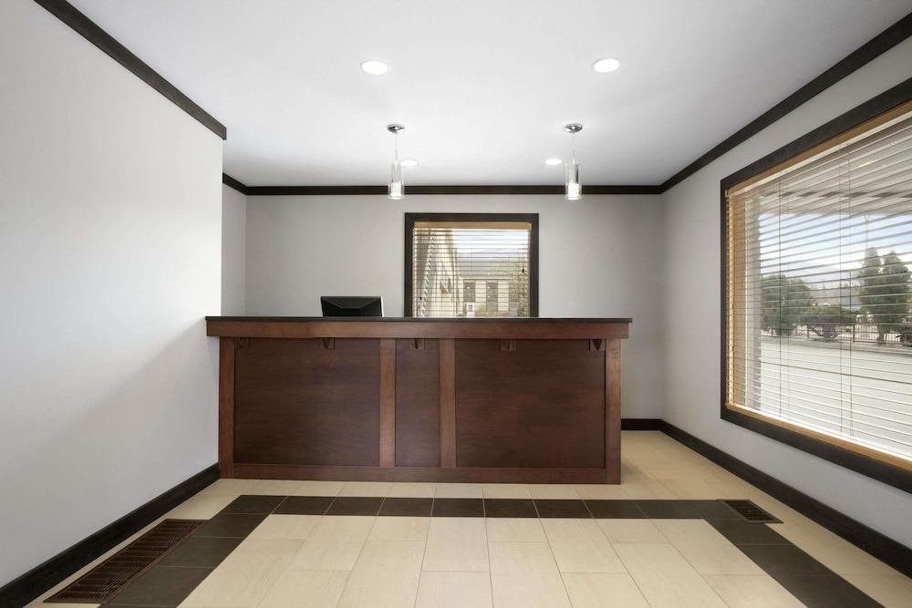 Days Inn by Wyndham Vernon photo 3