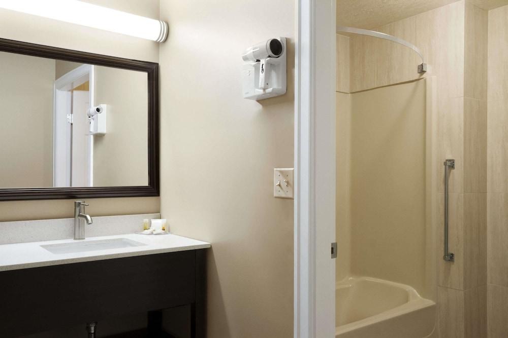 Days Inn by Wyndham Vernon photo 4