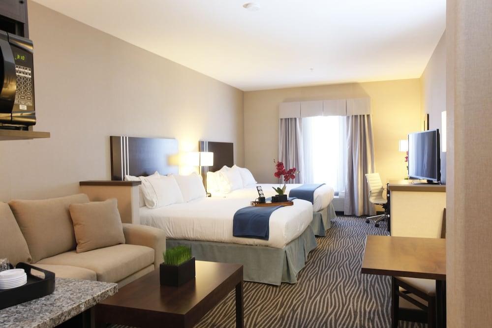 HOLIDAY INN EXPRESS FORT ST JOHN photo 2