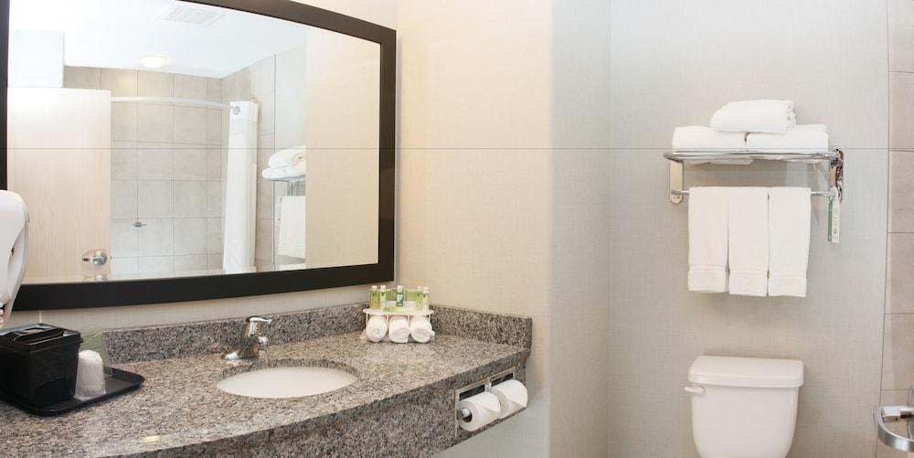 HOLIDAY INN EXPRESS FORT ST JOHN photo 4