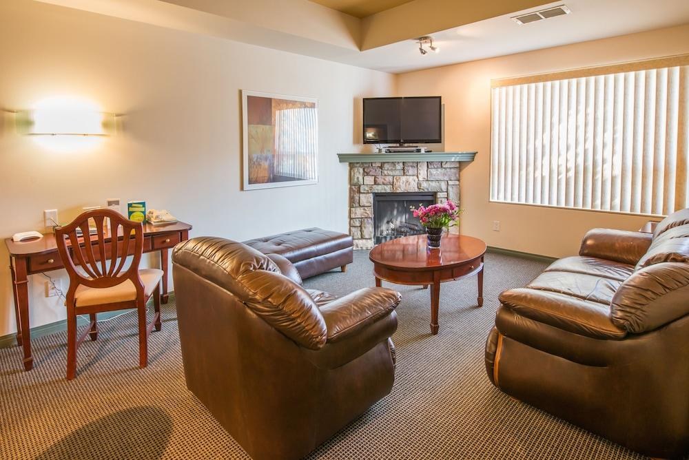 PODOLLAN INN REZ-IDENCE FORT MCMURRAY photo 2