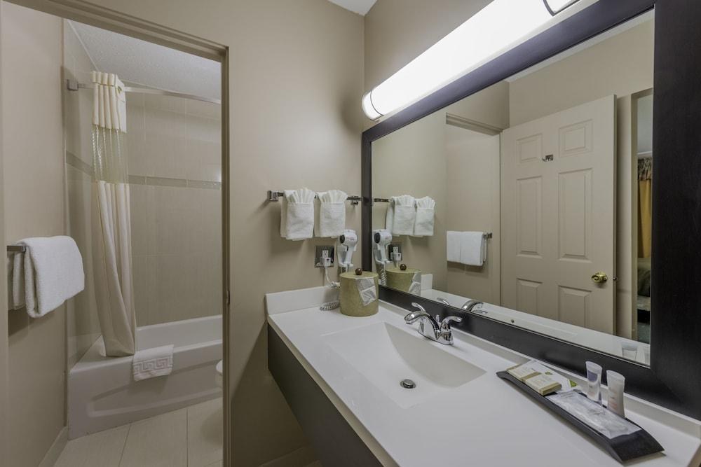 HOWARD JOHNSON BY WYNDHAM DOWNTOWN KAMLOOPS photo 2