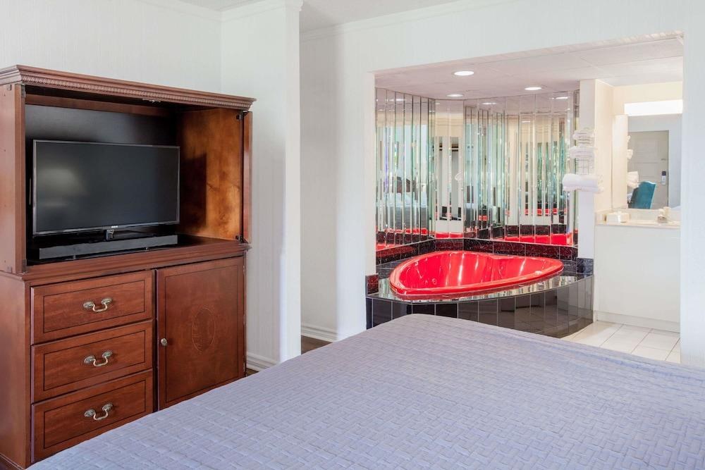HOWARD JOHNSON BY WYNDHAM NIAGARA FALLS
