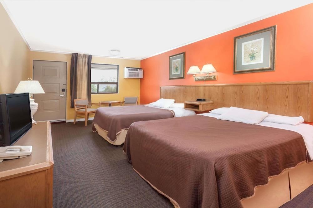 HOWARD JOHNSON BY WYNDHAM NIAGARA FALLS photo 1