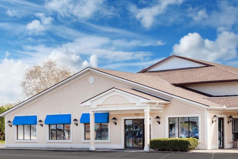HOWARD JOHNSON BY WYNDHAM NIAGARA FALLS photo 3