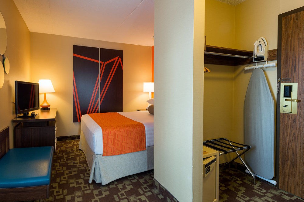 HOWARD JOHNSON PLAZA BY WYNDHAM BY THE FALLS NIAGARA FALLS photo 1