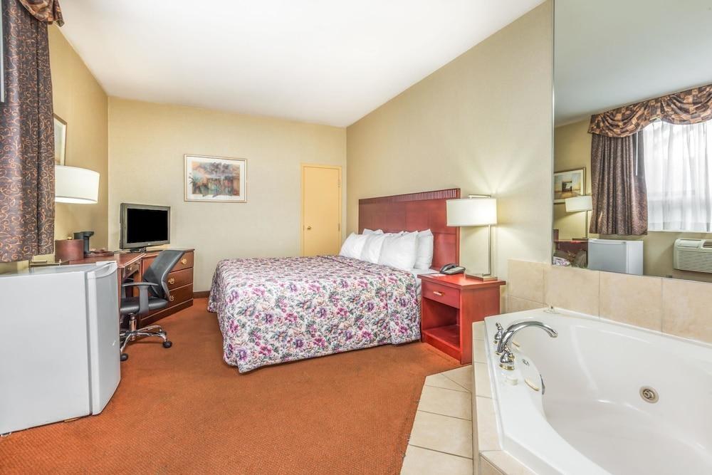 Howard Johnson by Wyndham Toronto Downtown West photo 3