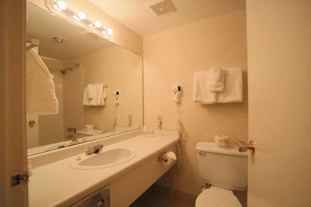 HOWARD JOHNSON HOTEL VICTORIA