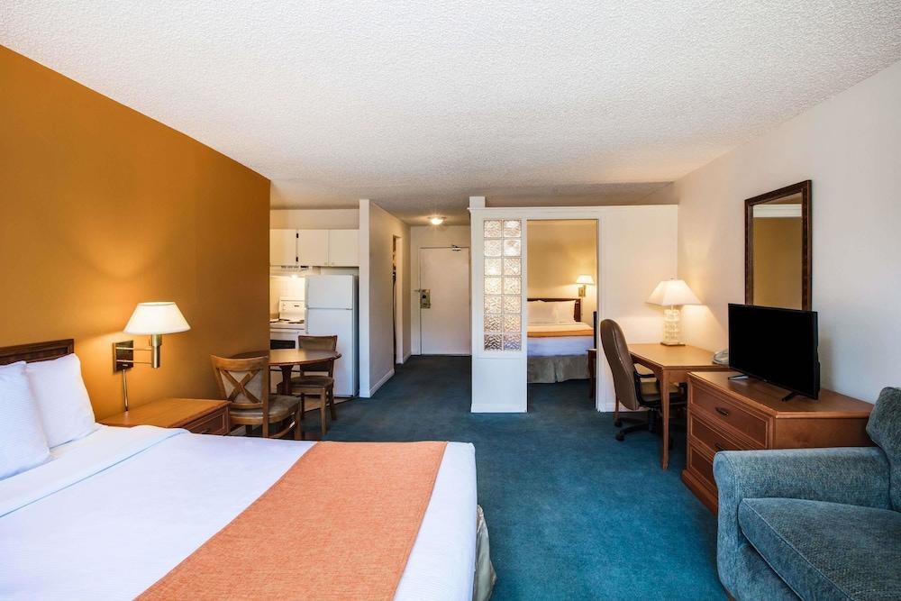 HOWARD JOHNSON HOTEL VICTORIA photo 2