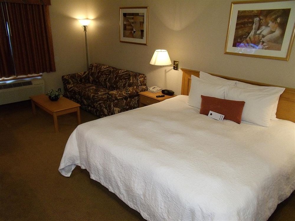 HUMPHRY INN & SUITES WINNIPEG