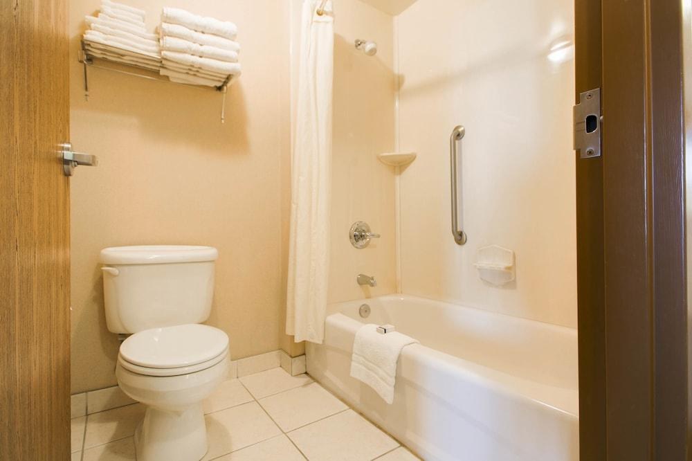 HUMPHRY INN & SUITES WINNIPEG photo 4