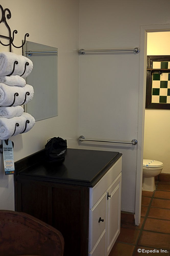 HOTEL PEPPER TREE ANAHEIM, ALL SUITES HOTEL