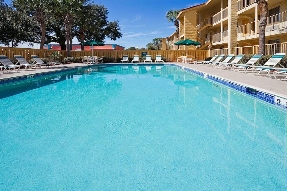La Quinta Inn by Wyndham Orlando Airport West photo 3