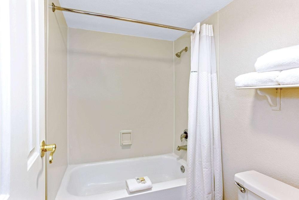 La Quinta Inn by Wyndham Orlando Airport West photo 4