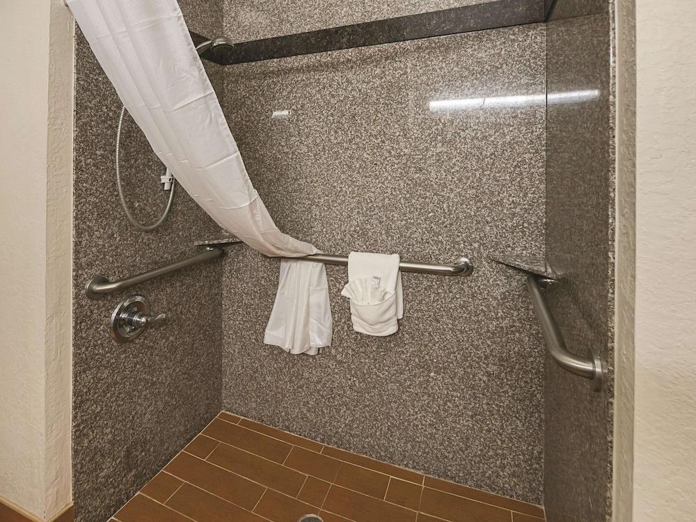 LA QUINTA INN &AMP; SUITES KINGWOOD photo 3