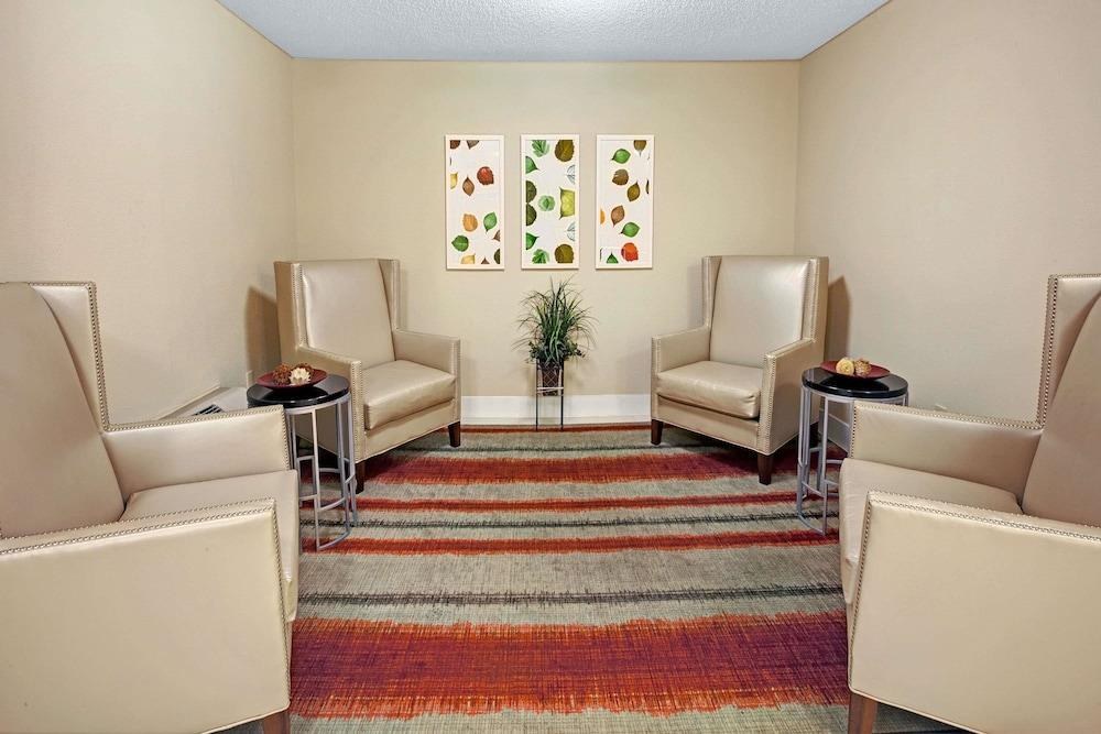 CANDLEWOOD SUITES CHICAGO-WHEELING photo 2