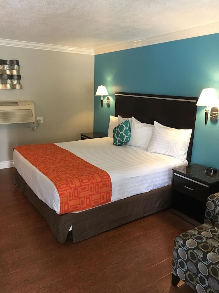 HOWARD JOHNSON HOTEL & SUITES BY WYNDHAM ORANGE photo 2