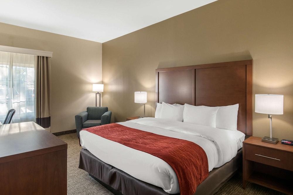 LA QUINTA INN &AMP; SUITES CEDAR HILL photo 2