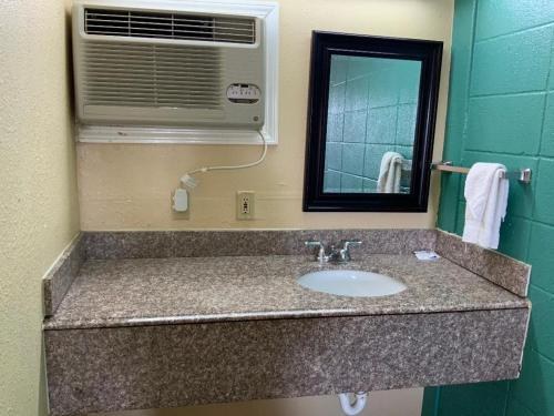PINN ROAD INN AND SUITES photo 3