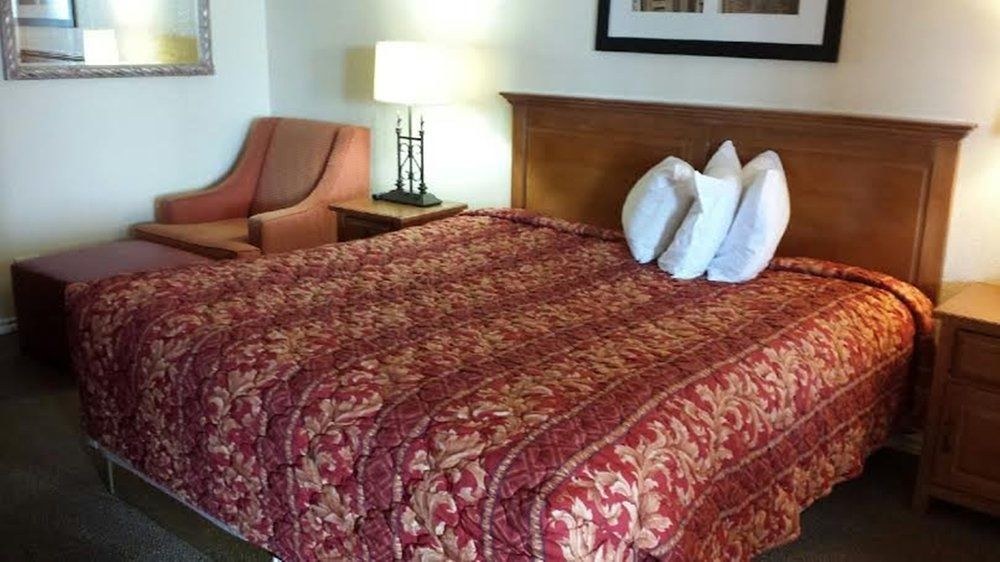 RAMADA LIMITED DOWNTOWN photo 2
