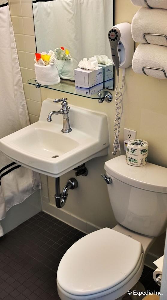 LAFAYETTE HOTEL &AMP; SWIM CLUB photo 3