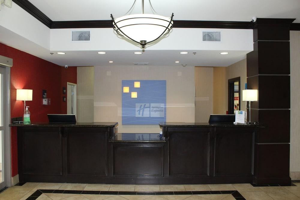 HOLIDAY INN EXPRESS HOTEL & SUITES CEDAR HILL photo 2