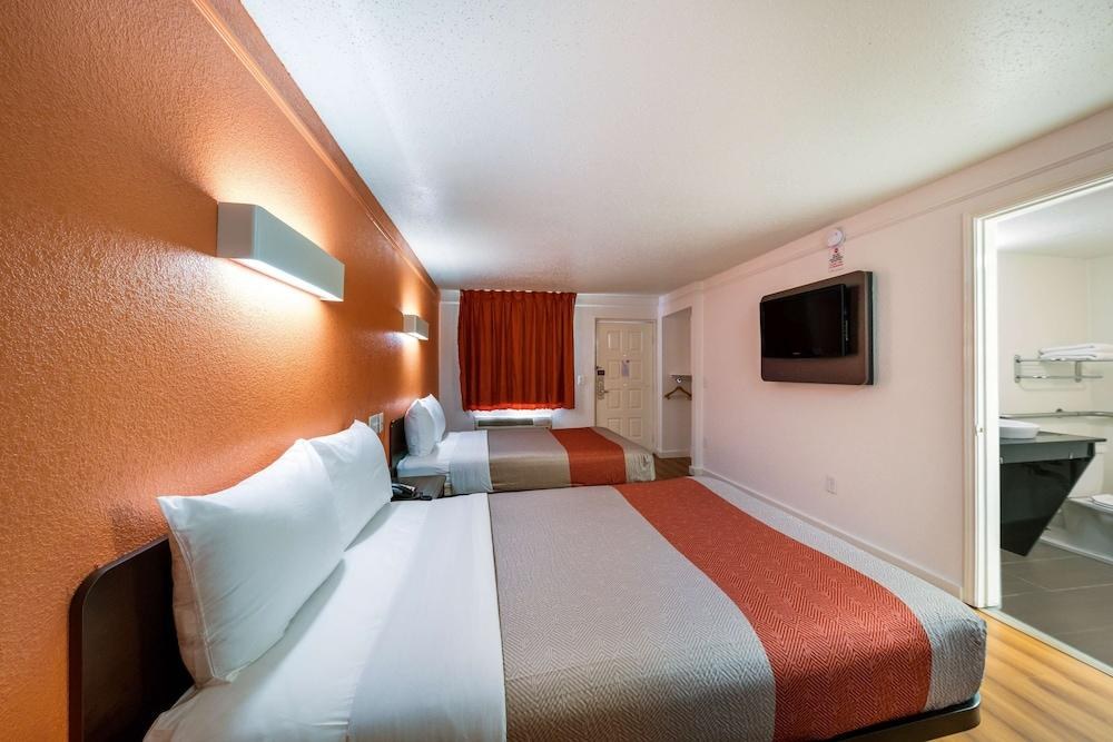 LA QUINTA INN DALLAS NORTHWEST-FARMERS BRANCH photo 1