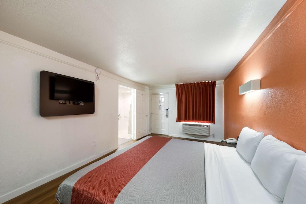 LA QUINTA INN DALLAS NORTHWEST-FARMERS BRANCH photo 2