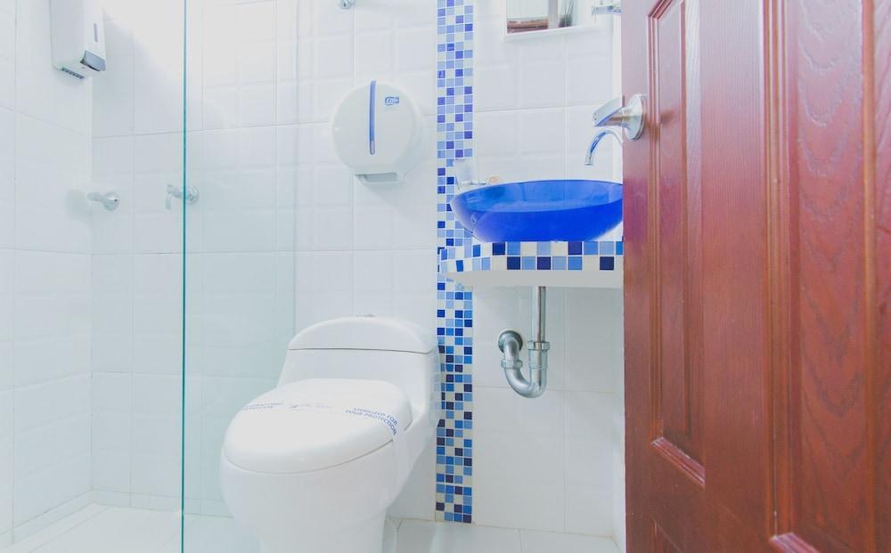Hotel Marina Suites By Geh Suites photo 3