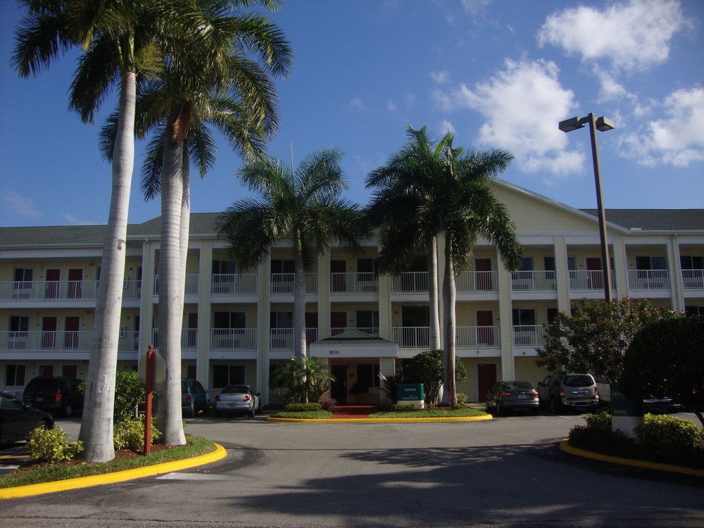 HomeTowne Studios by Red Roof Fort Lauderdale photo 1