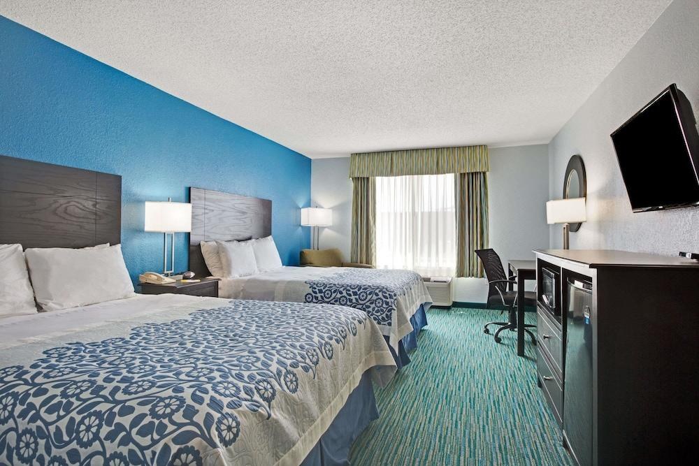 DAYS INN DALLAS GARLAND WEST photo 2