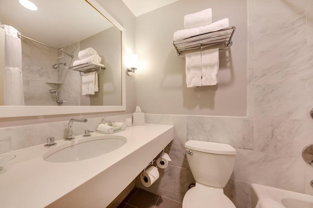 THE ANDREW HOTEL photo 3