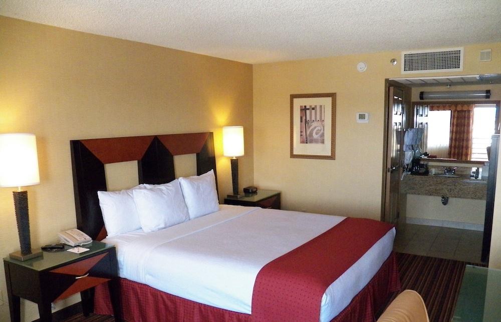 Ramada by Wyndham San Diego National City photo 2