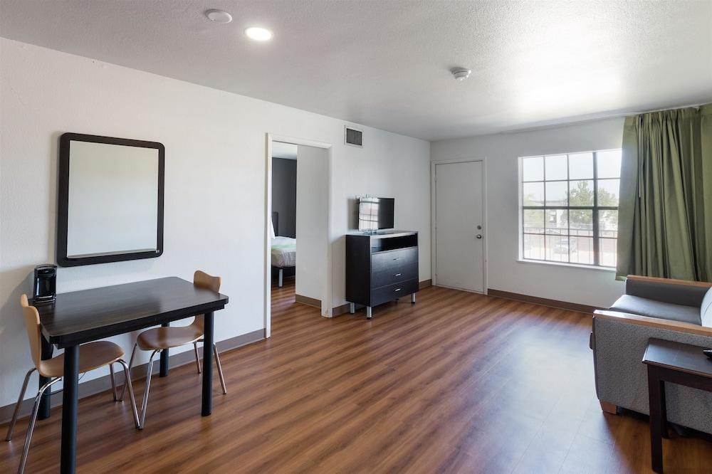 QUALITY INN AND SUITES photo 2