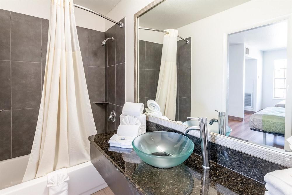 QUALITY INN AND SUITES photo 4