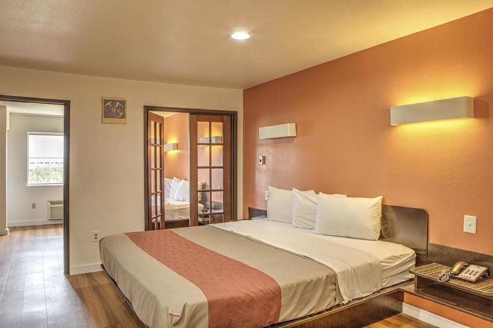 La Quinta Inn & Suites Dallas Northwest photo 2