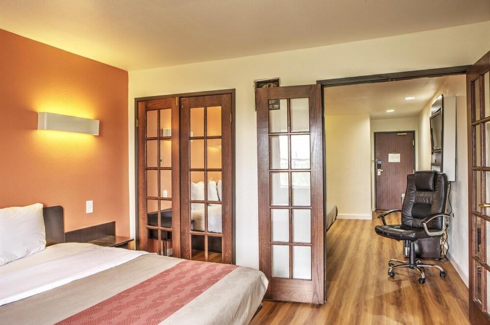 La Quinta Inn & Suites Dallas Northwest photo 3