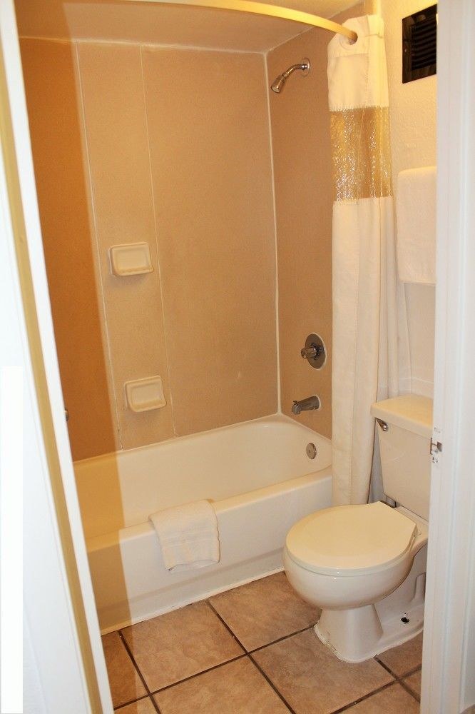 Clarion Inn & Suites Kissimmee-Lake Buena Vista South photo 1