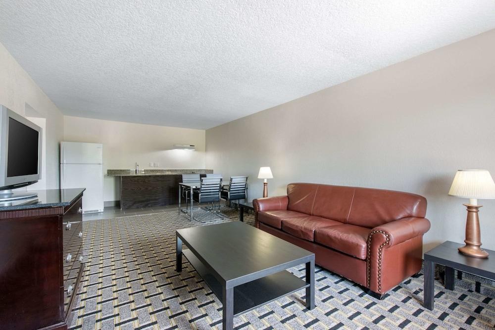 Clarion Inn & Suites Kissimmee-Lake Buena Vista South photo 2