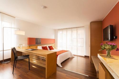 Hotel bh La Quinta photo 1
