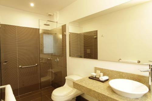 Hotel bh La Quinta photo 4