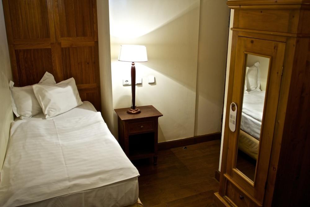 REMBRANDT HOTEL photo 2