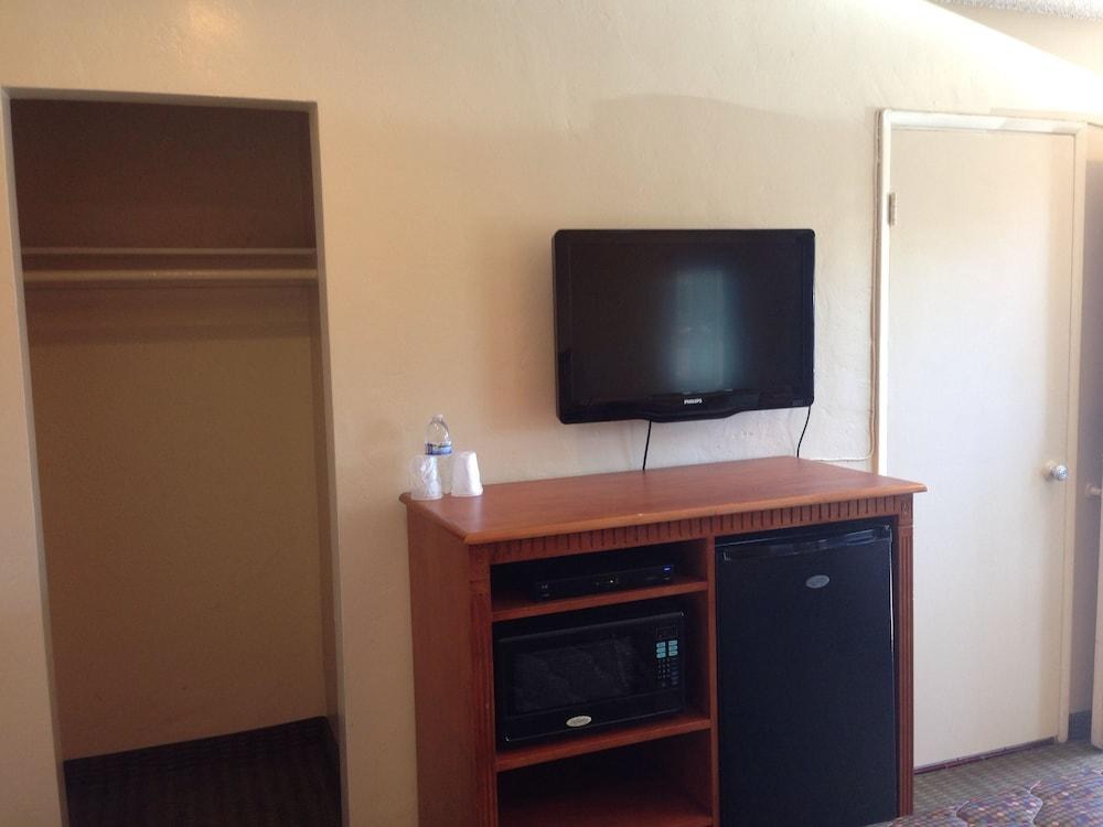 DELUXE INN photo 3