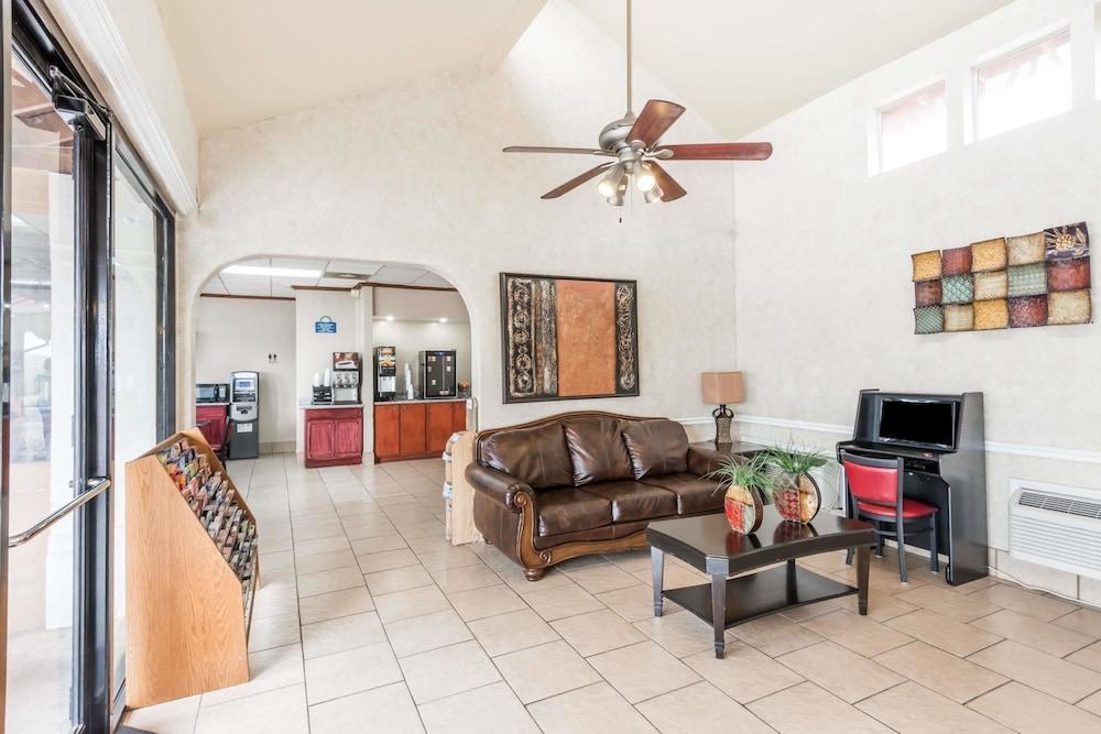 DAYS INN SAN ANTONIO SPLASHTOWN / ATT CENTER photo 3